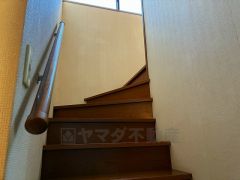 幅広い階段は、荷物を運ぶ際に便利で、手摺もついていますので昇り降りが楽になってます。