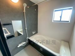 1坪サイズの浴室は、足をのばしてリラックスできます。浴室乾燥機付きなので、雨の日も気にせず洗濯物が干せます。