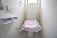 1階2階の2ヶ所にトイレがあるので、忙しい朝にもゆとりができますね。温水洗浄便座付きのトイレ＾＾便座が温かくできるので寒い冬も冷たい便座に座らずに済みますね＾＾