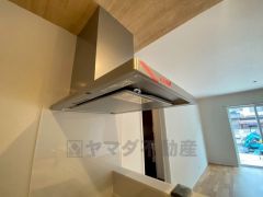 調理により発生する油煙や臭いを吸い込み、屋外へ排気してくれます。