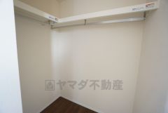 収納力豊富なウォークインクローゼット付き。洋服や小物などを1箇所にまとめて美しい収納を実現します。