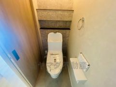 温水洗浄機付トイレです。節水機能もあるので、安心して使えますね。もちろん、1階2階の2ヶ所にトイレがあるので、忙しい朝にもゆとりができますね。