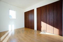 同仕様写真。住む人のこだわりを活かす洋室＾＾日当たりがよく、寝室としての利用もおすすめ。広めのクローゼットもあり荷物もすっきり片付けれ、ゆとりのある暮らしが出来ます＾＾