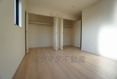 住む人のこだわりを活かす洋室＾＾日当たりがよく、寝室としての利用もおすすめ。ウォークインクローゼットもあり荷物もすっきり片付けられ、ゆとりのある暮らしが出来ます＾＾