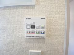 雨の日の洗濯も安心できる浴室暖房乾燥機付き浴室。リモコンで操作もボタン1つで簡単。 浴室暖房乾燥機には、暖房、乾燥、涼風、換気の4つの機能が付いています。タイマー付きです。