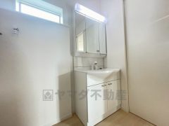 三面鏡つき洗面台。収納も一体型になっているので、ドライヤーやヘアアイロンの置き場に困りませんね。