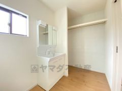 三面鏡つき洗面台。収納も一体型になっているので、ドライヤーやヘアアイロンの置き場に困りませんね。