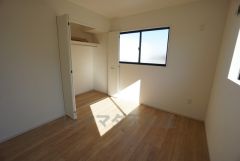 同仕様写真。木目調のシンプルデザインで落ち着きと安らぎの空間に仕上げています。各部屋に収納が完備されているので、お荷物が多くなっても安心の設計です。