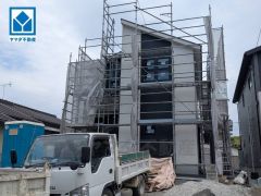 ＪＲ筑豊本線「桂川」駅徒歩10分＾＾飯塚市コミュニティバス「北古賀」停徒歩12分。