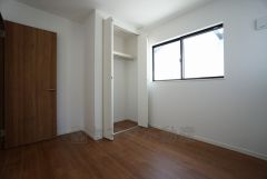 木目調のシンプルデザインで落ち着きと安らぎの空間に仕上げています。各部屋に収納が完備されているので、お荷物が多くなっても安心の設計です。