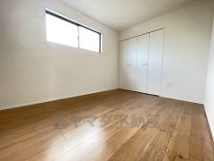 明るい洋室です。ナチュラル色のフローリングで開放的な優しい雰囲気になっています＾＾ベッドや机、ＴＶを置いてもゆとりのある広さです。