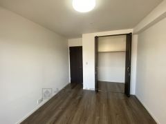 木目調のシンプルデザインで落ち着きと安らぎの空間に仕上げています。各部屋に収納が完備されているので、お荷物が多くなっても安心の設計です。