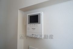 防犯性もばっちり、TVモニター付きインターフォン完備。大きなモニターで玄関先を確認できます。録画機能が付いているので不在時の訪問者も確認できて安心です^^