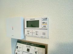 キッチン横からお湯張り、追い炊き、足し湯がボタン一つで楽々操作できる給湯機リモコンです＾＾忙しい夕飯の準備の時間帯に重宝しますね。