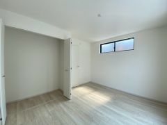 主寝室としてお使いいただけそうなこちらのお部屋は、日当たりが良く、爽やかな風を感じて起きる朝は、快適生活の始まりに。