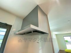 お手入れが簡単なスリム型レンジフードです。調理により発生する油煙や臭いを吸い込み、屋外へ排気してくれます。