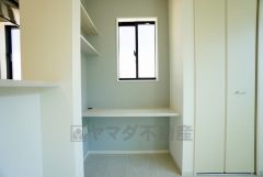 同仕様写真。リビングに設置された「スタディーカウンター」は、お子様の勉強スペースに便利です。