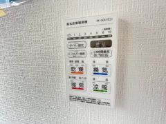 雨の日の洗濯も安心できる浴室暖房乾燥機付き浴室。リモコンで操作もボタン1つで簡単。 浴室暖房乾燥機には、暖房、乾燥、涼風、換気の4つの機能が付いています。タイマー付きです。