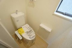 温水洗浄機付トイレです。節水機能もあるので、安心して使えますね。もちろん、1階2階の2ヶ所にトイレがあるので、忙しい朝にもゆとりができますね。