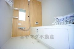 1日の疲れを癒すくつろぎのバスルーム。足を伸ばしてもゆったりと入れるサイズです。お子様と一緒にお風呂に入っても狭くないですね^^