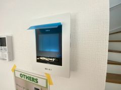 防犯性、セキュリティ対策に安心できるテレビモニター付きインターフォンです。セールスマン対策にもなり安心できます。