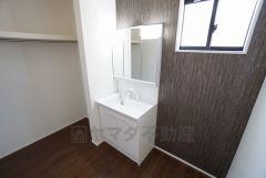 同仕様写真。三面鏡つき洗面台。収納も一体型になっているので、ドライヤーやヘアアイロンの置き場に困りませんね。