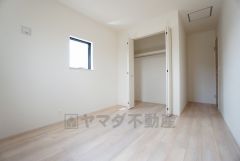 同仕様写真。木目調のシンプルデザインで落ち着きと安らぎの空間に仕上げています。各部屋に収納が完備されているので、お荷物が多くなっても安心の設計です。