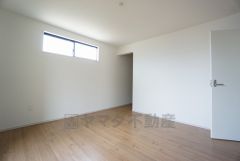 木目調のシンプルデザインで落ち着きと安らぎの空間に仕上げています。各部屋に収納が完備されているので、お荷物が多くなっても安心の設計です。