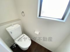 ウォシュレット付トイレです。節水機能もあるので、安心して使えますね。もちろん、1階2階の2ヶ所にトイレがあるので、忙しい朝にもゆとりができますね。