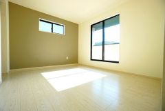 住む人のこだわりを活かす洋室＾＾日当たりがよく、寝室としての利用もおすすめ。広めのクローゼットもあり荷物もすっきり片付けれ、ゆとりのある暮らしが出来ます＾＾