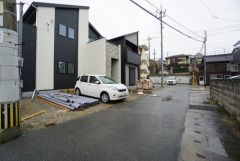 前面道路は公道北側約7.7ｍ、東側約4.1ｍ、私道南側約3.5ｍ。 2棟とも角地で風通し、日当たり良好＾＾