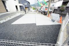 3台まで並列駐車できるので、急な来客時やお子様が成人して車を所有するようになっても安心です。