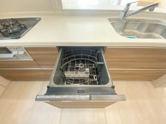 家事の時間が短縮できる食器洗浄乾燥機付。後片付けもラクラクです。 食器を洗う手間が減るので家族とのコミュニケーションの時間や自分の時間が増えますね。