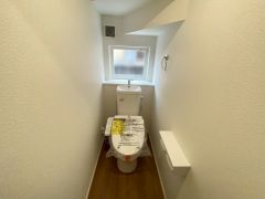 1階2階の2ヶ所にトイレがありますので、忙しい朝にもゆとりが生まれますね＾＾小窓付きで換気する時に便利です＾＾