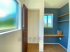 対面キッチン横にあるスタディーコーナー。キッチンからお子様のお勉強にも目が届きます。玄関の収納もしっかりとれます。