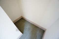 同仕様写真。シューズインクローゼットも完備されており、玄関収納も問題ありません。棚の上にお花など飾ってインテリアも楽しめますね。