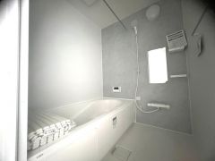 1日の疲れを癒すくつろぎのバスルーム。足を伸ばしてもゆったりと入れるサイズです。お子様と一緒にお風呂に入っても狭くないですね^^