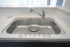 色も形もキレイなシンクは、広さも確保しているので、大きめの鍋も簡単に洗えます。