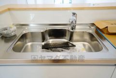 広々とした凸型シンクに洗剤ポケットを標準装備。大きなお鍋など洗いやすいです。洗剤や石鹸、スポンジもすっきりできる収納付き。