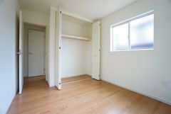 木目調のシンプルデザインで落ち着きと安らぎの空間に仕上げています。各部屋に収納が完備されているので、お荷物が多くなっても安心の設計です。