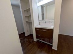 三面鏡つき洗面台。収納も一体型になっているので、ドライヤーやヘアアイロンの置き場に困りませんね。