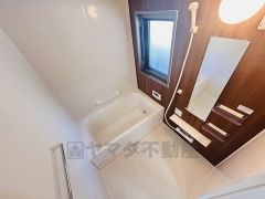 木目調パネルが落ち着きを演出するバスルーム。窓付きで換気もしやすく、清潔感のある快適な空間でゆったりとしたバスタイムをお楽しみいただけます。窓付き・浴室乾燥機で換気・雨の日の洗濯もばっちり＾＾