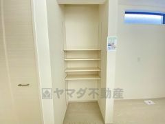 生活用品や保存食品などをたっぷり収納できるスペースです＾＾ リビングをスッキリとした空間にさせます＾＾