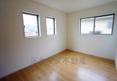 同仕様写真。2面採光を確保した明るい室内は、風通しも良く、大変居心地の良い空間となっております。爽やかな風を感じて起きる朝は、快適生活の始まりに。