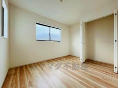 木目調のシンプルデザインで落ち着きと安らぎの空間に仕上げています。各部屋に収納が完備されているので、お荷物が多くなっても安心の設計です。