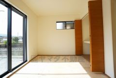 リビングからの続き間として和室をご用意しました。普段はリビングとつなげて開放的なスペースとして。来客時には客間としてお使いいただけます。