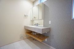 三面鏡つき洗面台。収納も一体型になっているので、ドライヤーやヘアアイロンの置き場に困りませんね。