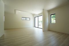大きな窓のあるリビングは、陽光あふれる明るい空間です。居心地良く、ご家族皆がゆったり寛げる憩いの空間となりそうです。