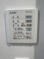 雨の日の洗濯も安心できる浴室暖房乾燥機付き浴室。リモコンで操作もボタン1つで簡単。 浴室暖房乾燥機には、暖房、乾燥、涼風、換気の4つの機能が付いています。タイマー付きです。