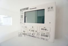 キッチン横からお湯張り、追い炊き、足し湯がボタン一つで楽々操作できる給湯機リモコンです＾＾忙しい夕飯の準備の時間帯に重宝しますね。